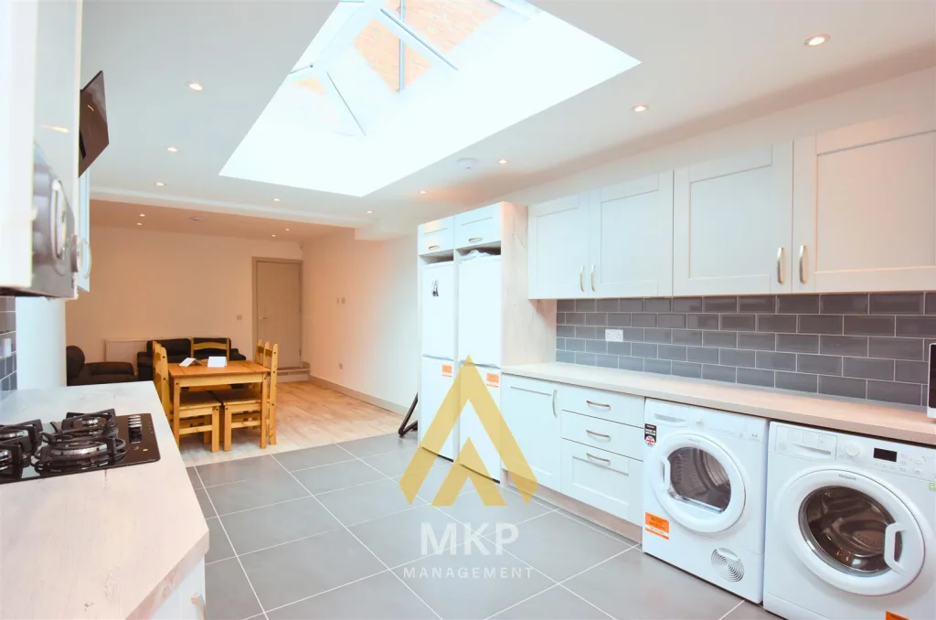 5 bedroom terraced house for rent