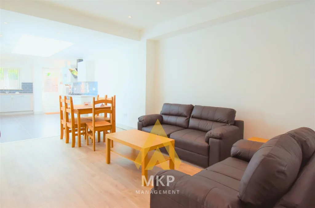 5 bedroom terraced house for rent