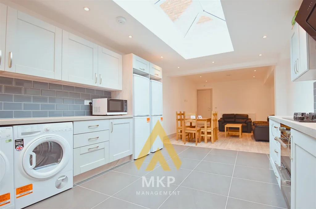 5 bedroom terraced house for rent
