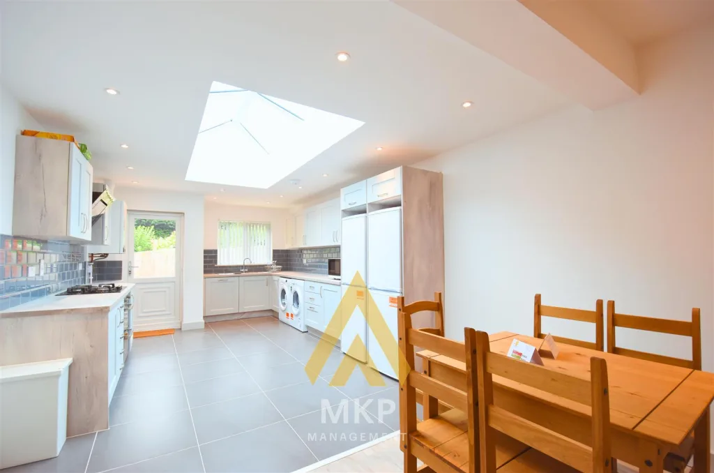 5 bedroom terraced house for rent