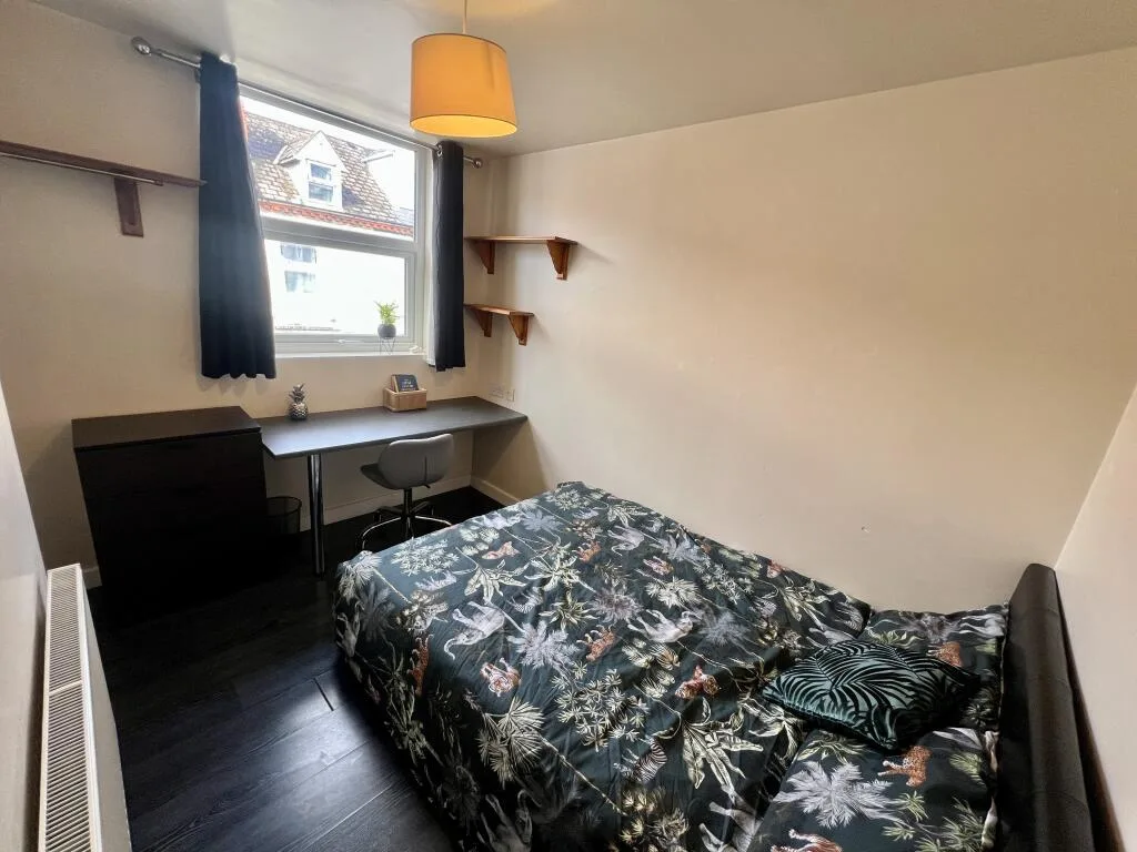 6 bedroom house for rent