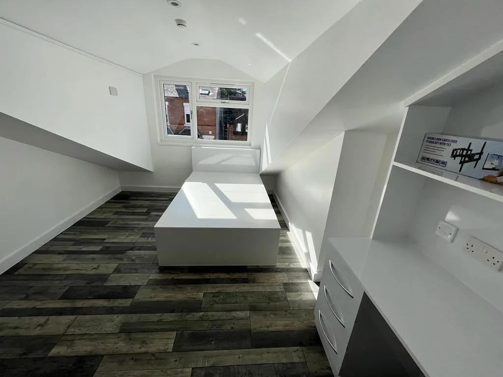 5 bedroom semi-detached house for rent