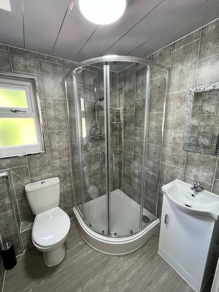 5 bedroom semi-detached house for rent