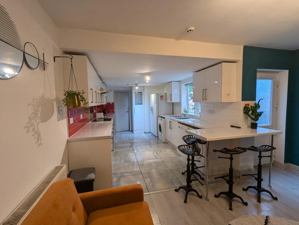 6 bedroom house for rent