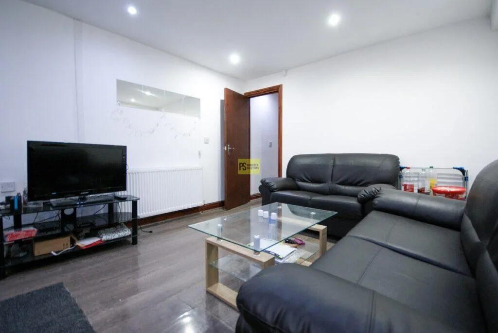 5 bedroom terraced house for rent