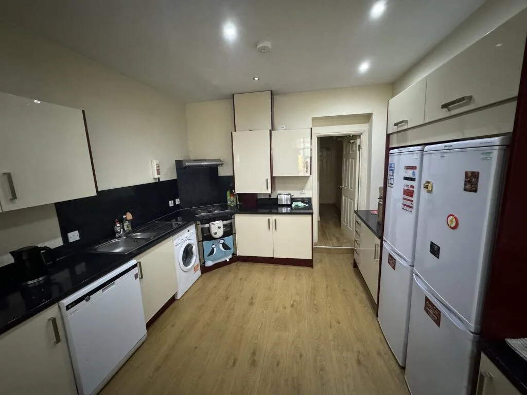 6 bedroom house for rent