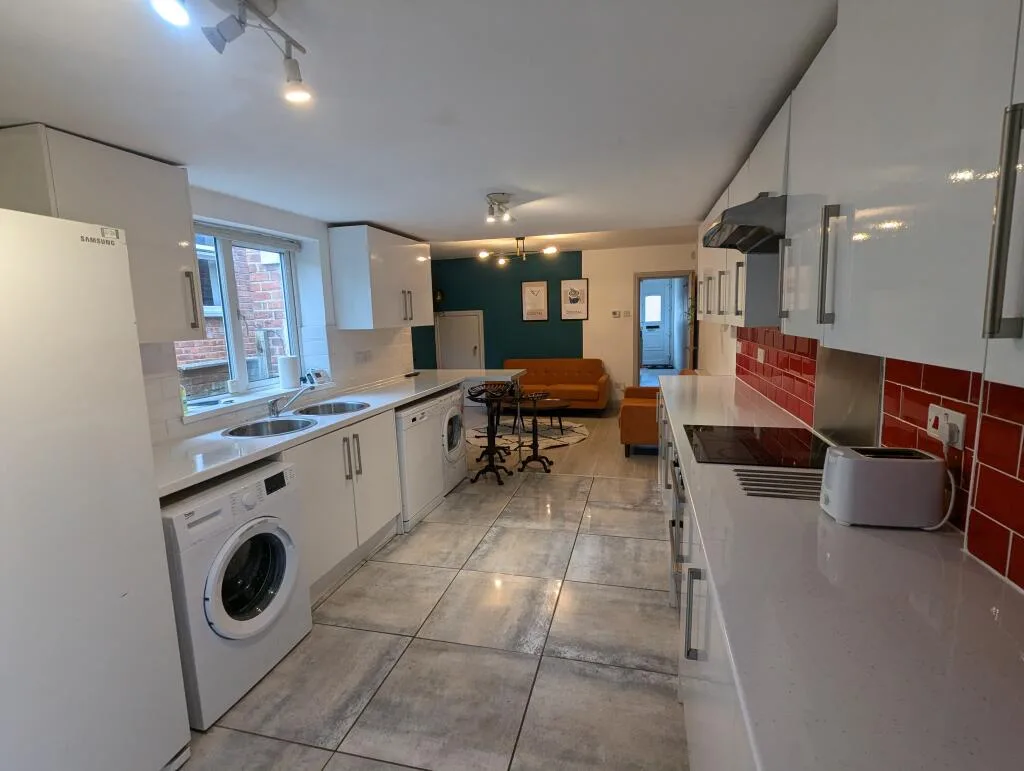 6 bedroom house for rent