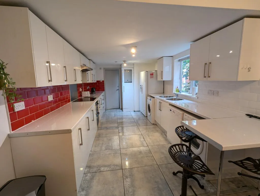 6 bedroom house for rent
