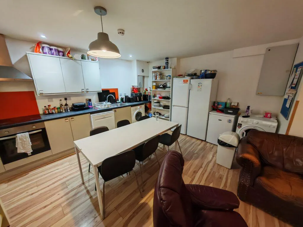 6 bedroom house for rent