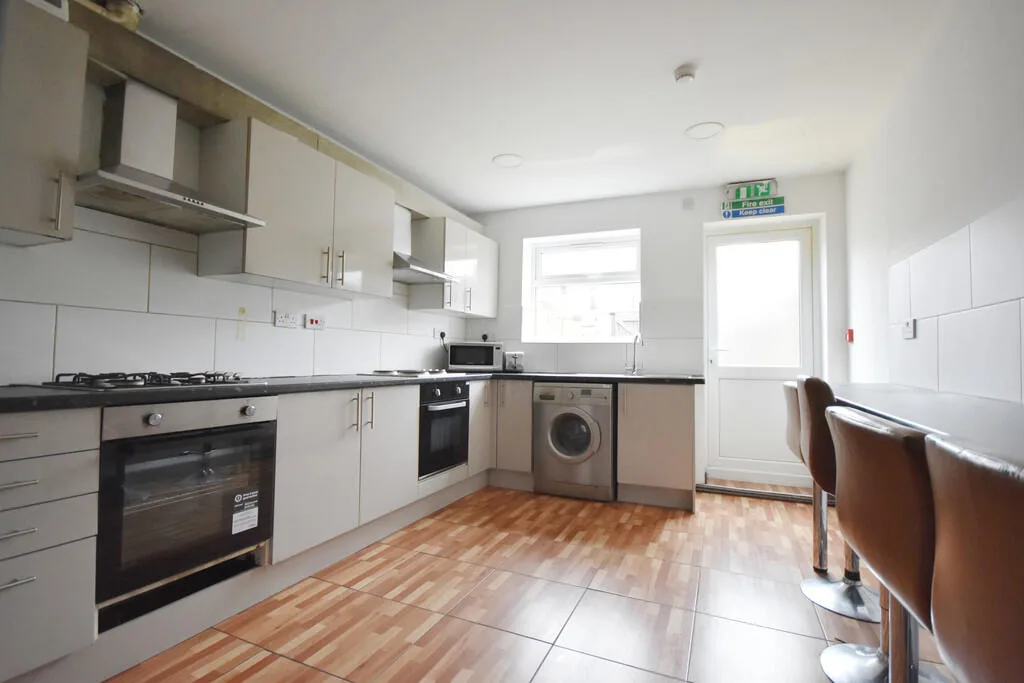 1 bedroom house share for rent
