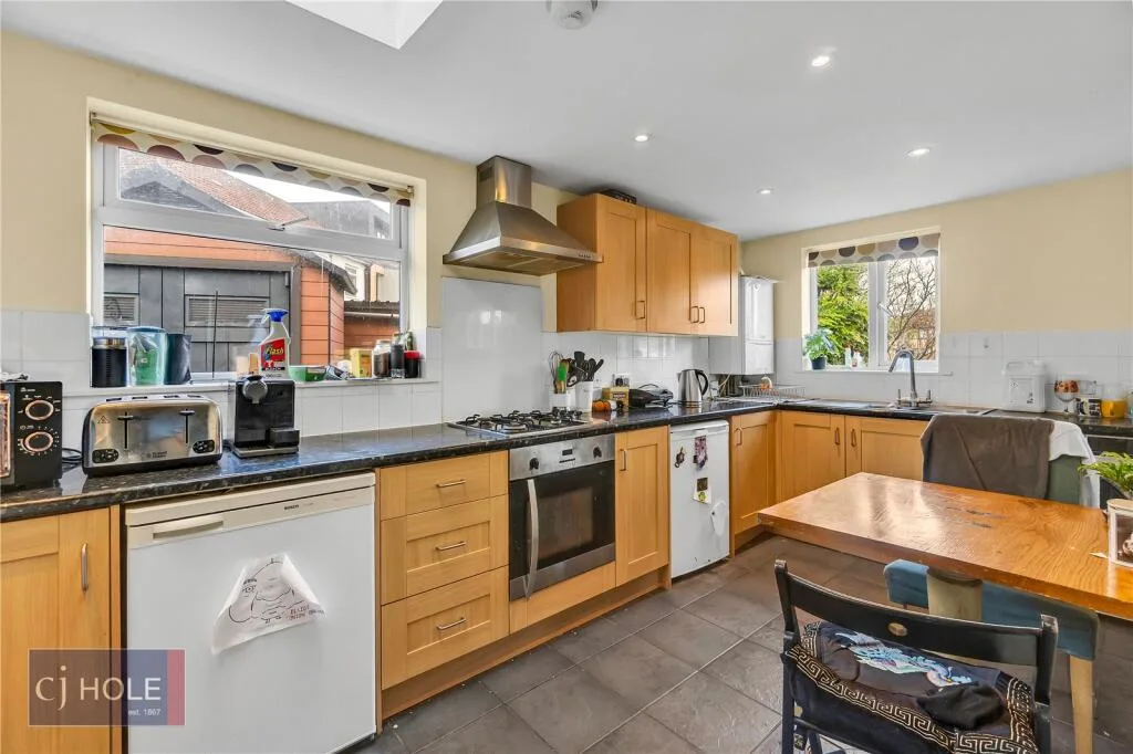 4 bedroom end of terrace house for rent