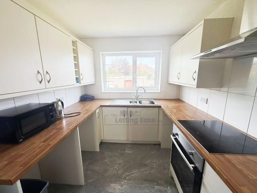 4 bedroom semi-detached house for rent