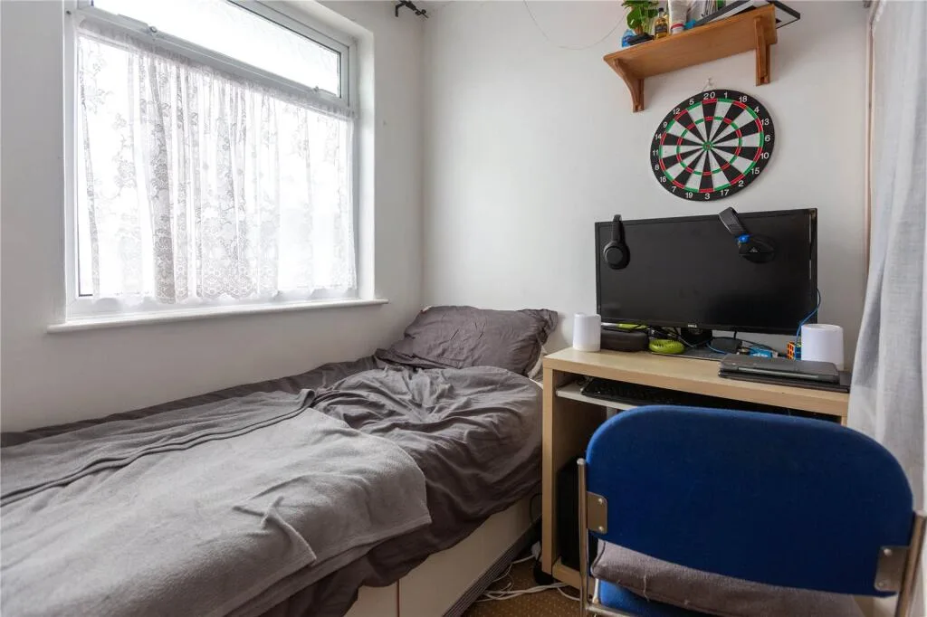 4 bedroom end of terrace house for rent