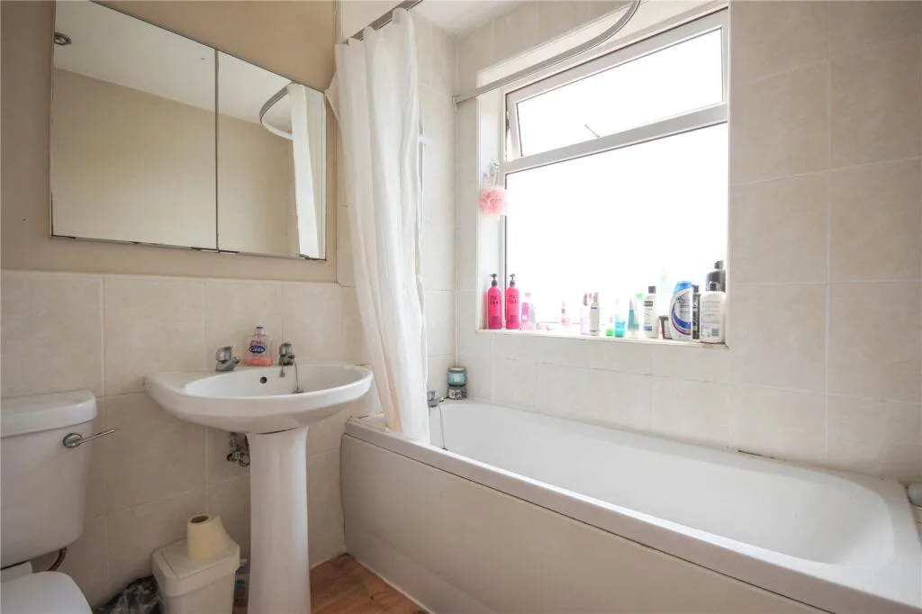 4 bedroom end of terrace house for rent