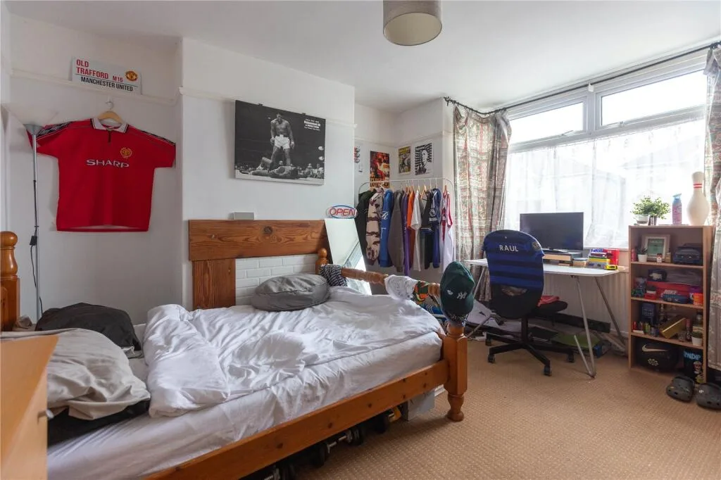 4 bedroom end of terrace house for rent