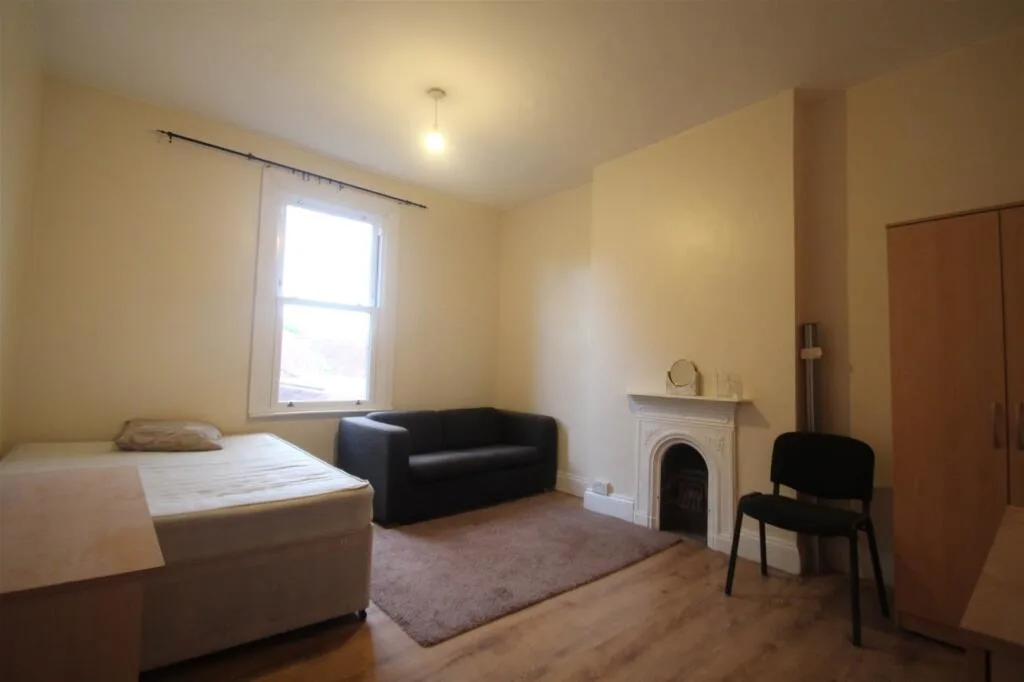 1 bedroom house share for rent