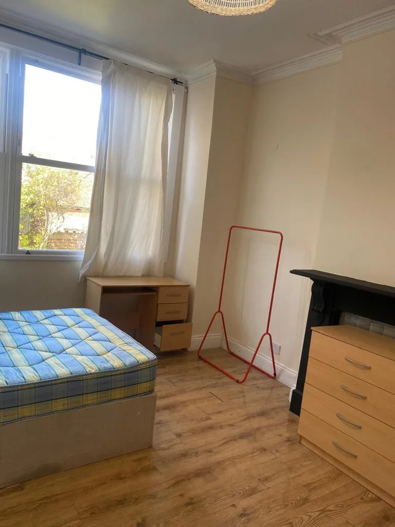 1 bedroom house share for rent