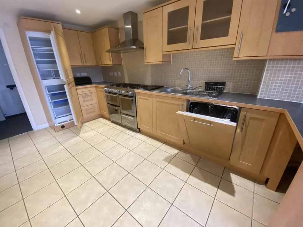 4 bedroom semi-detached house for rent