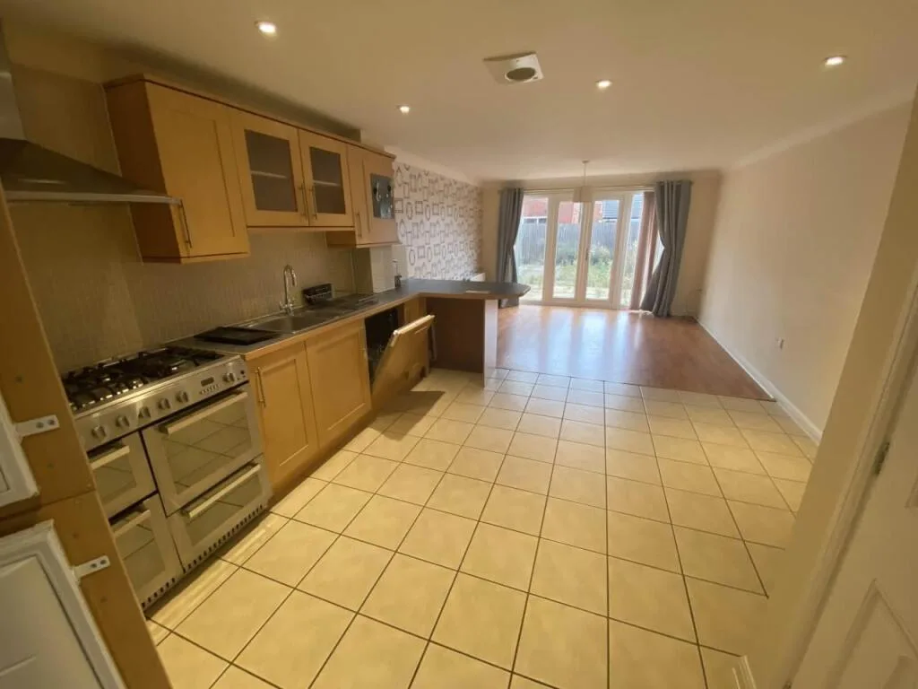 4 bedroom semi-detached house for rent