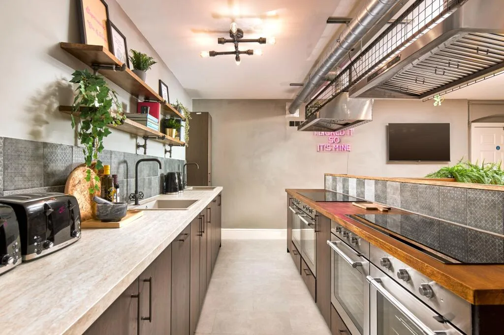 16 bedroom house of multiple occupation for rent