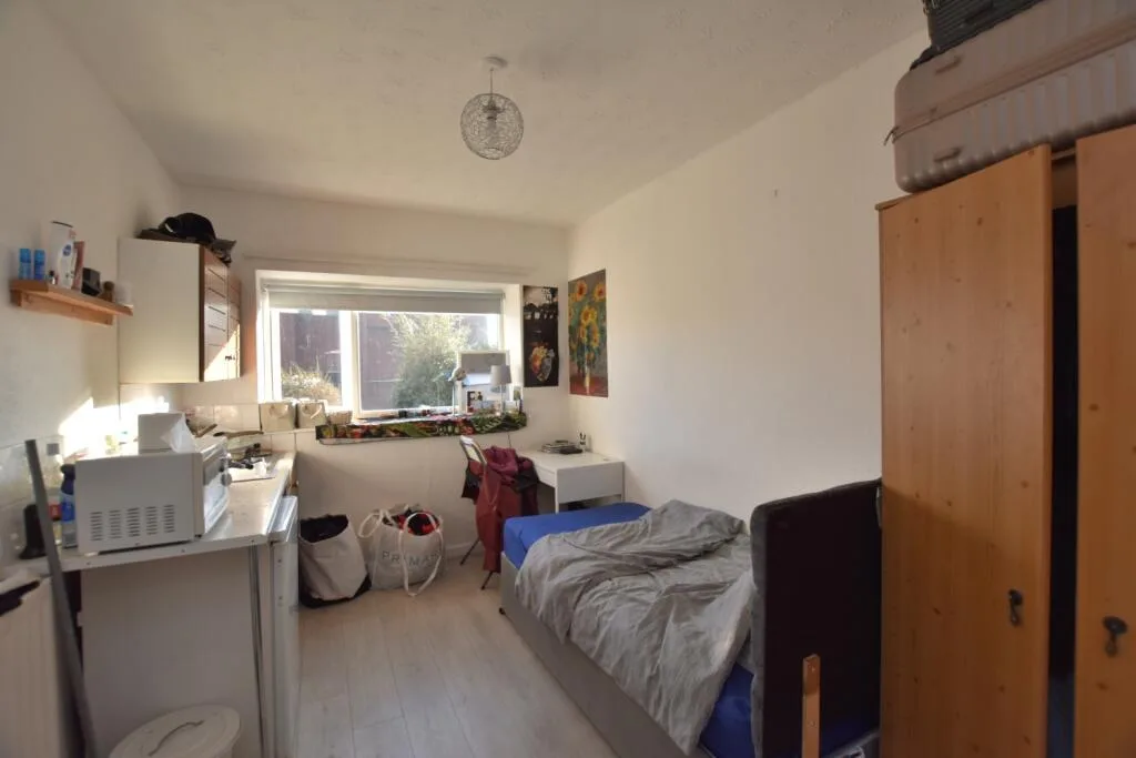 1 bedroom house share for rent