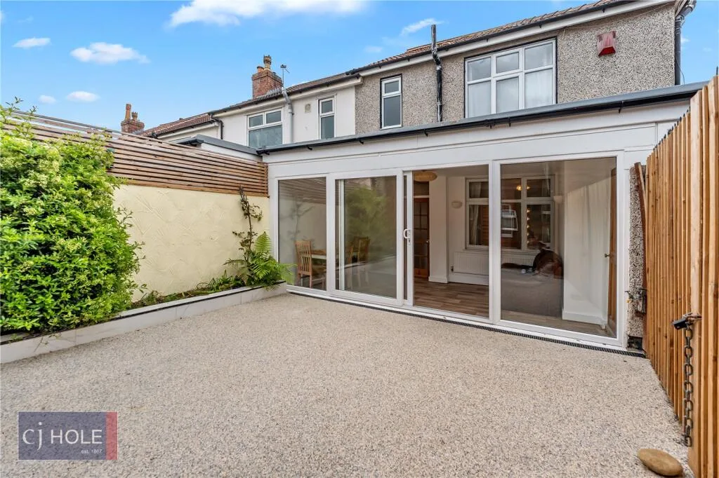4 bedroom end of terrace house for rent