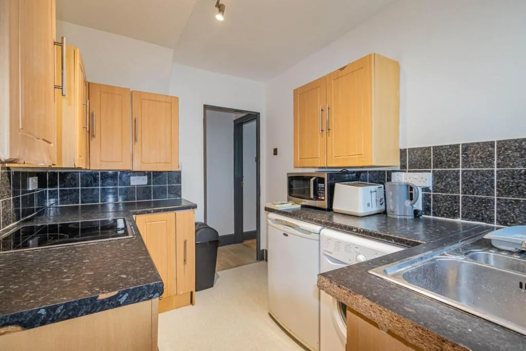 4 bedroom end of terrace house for rent