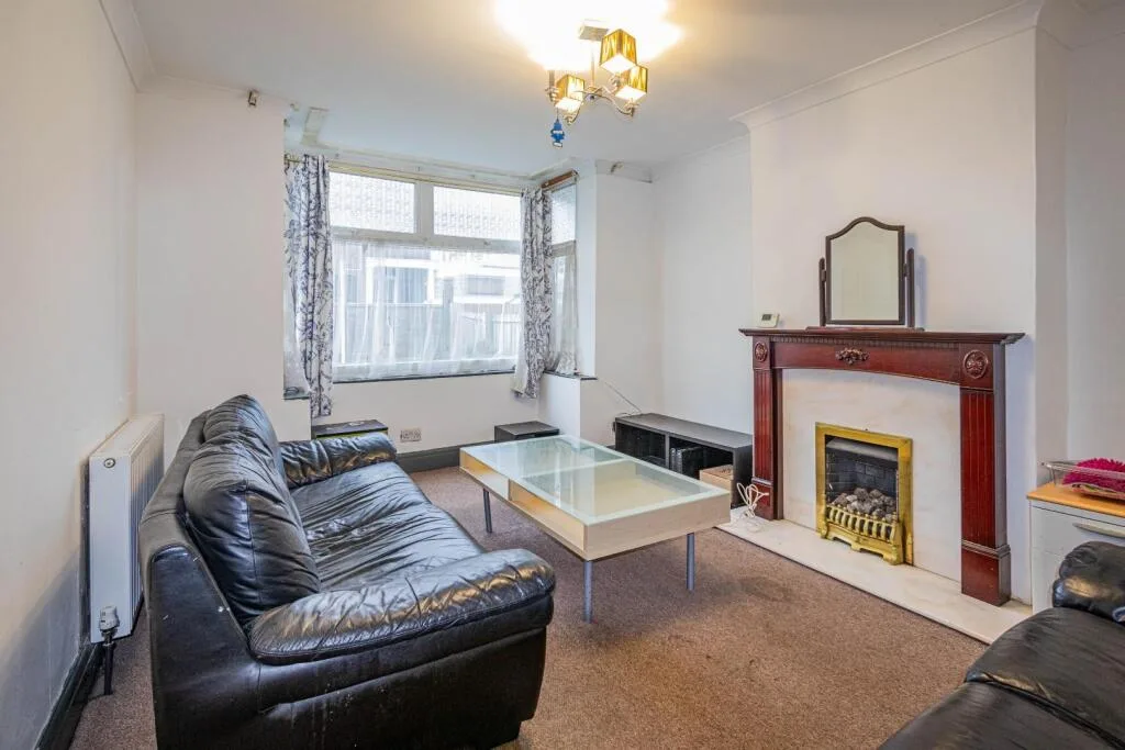 4 bedroom end of terrace house for rent