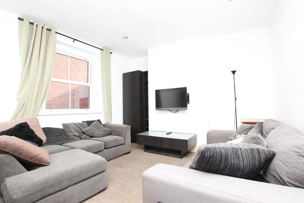 4 bedroom flat for rent
