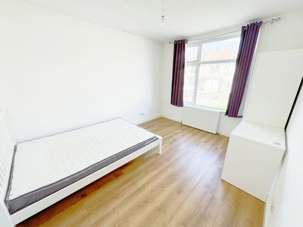5 bedroom semi-detached house for rent