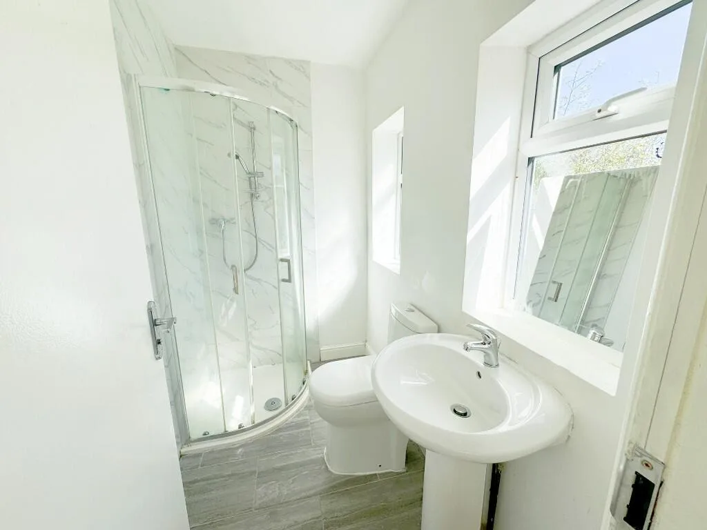 5 bedroom semi-detached house for rent