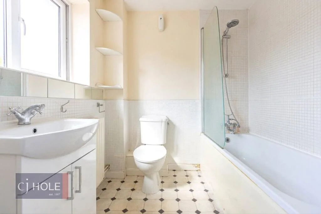 4 bedroom semi-detached house for rent