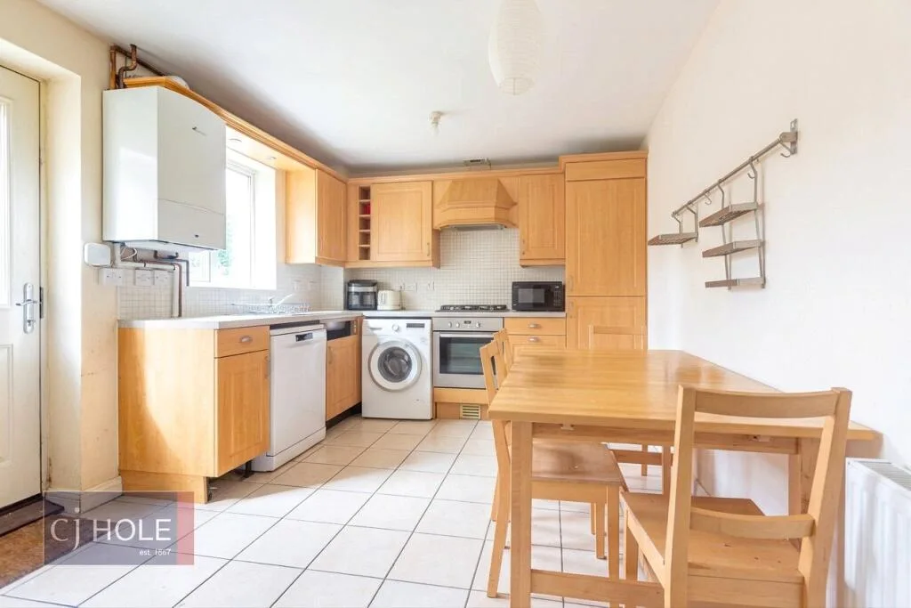 4 bedroom semi-detached house for rent