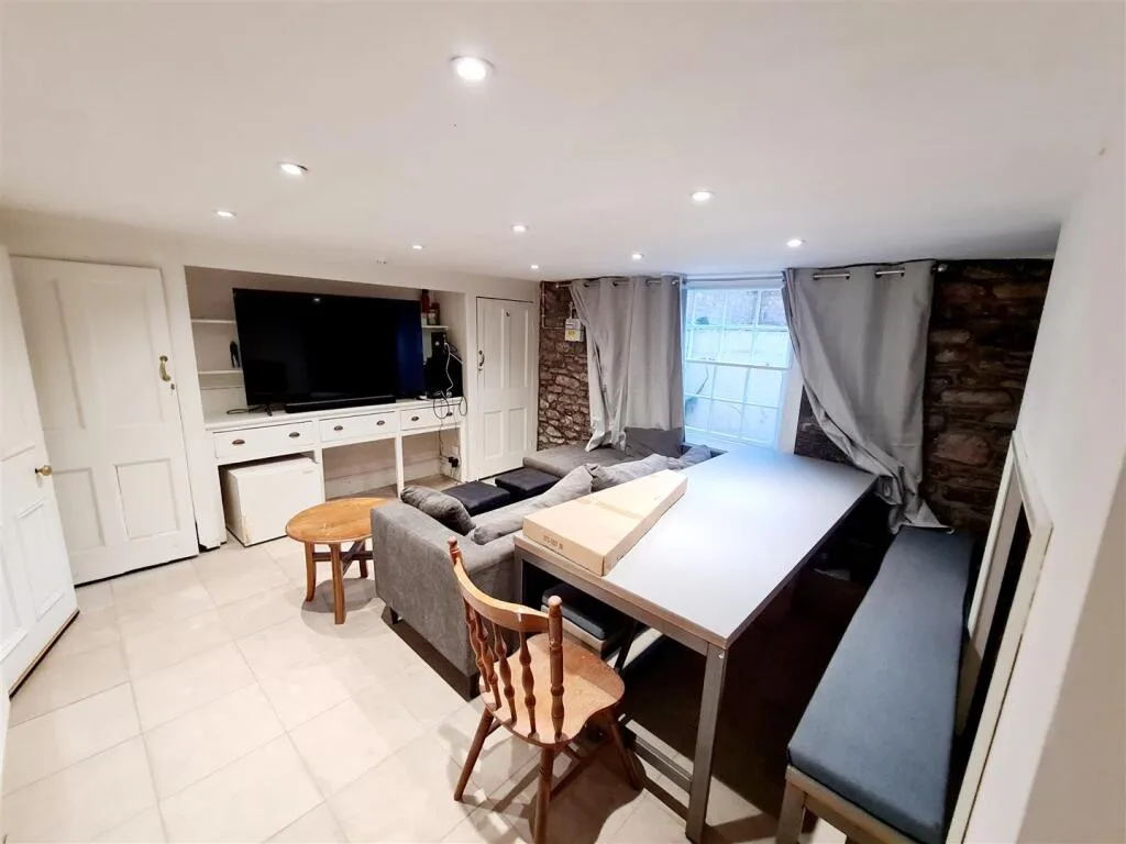 1 bedroom house share for rent