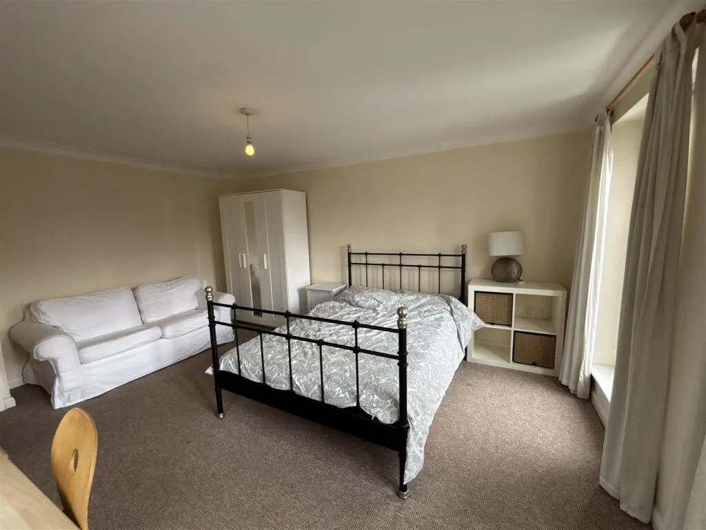 4 bedroom end of terrace house for rent