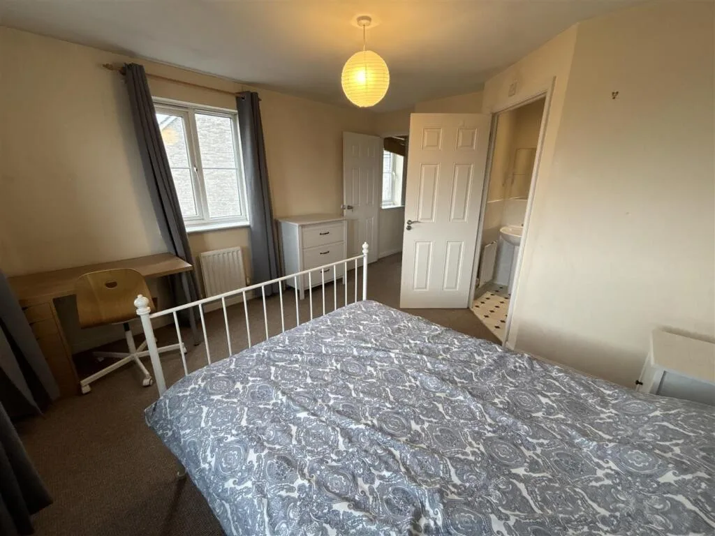 4 bedroom end of terrace house for rent