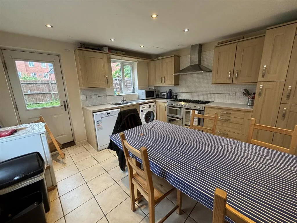 4 bedroom end of terrace house for rent