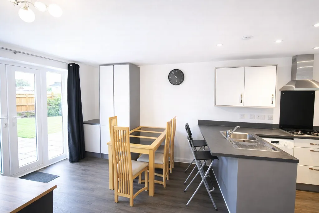 4 bedroom semi-detached house for rent
