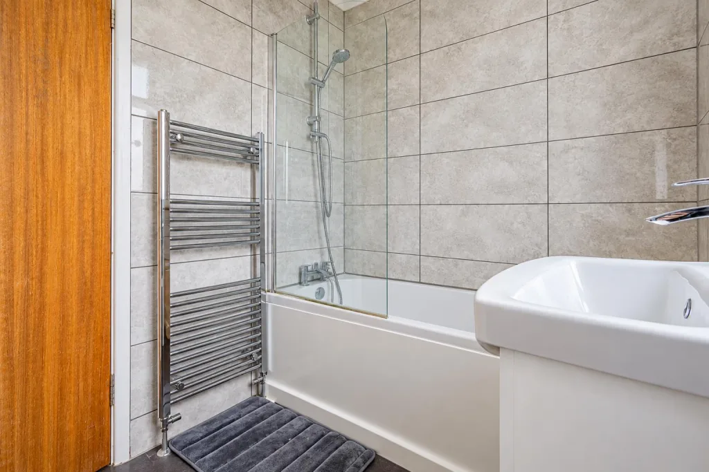 4 bedroom end of terrace house for rent