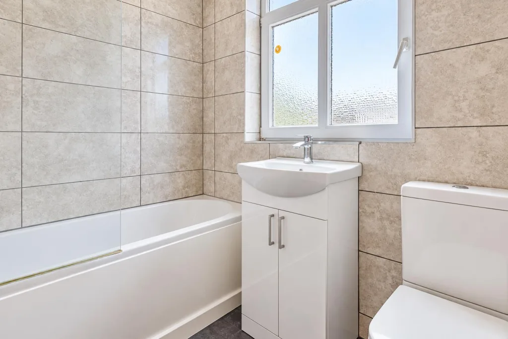 4 bedroom end of terrace house for rent