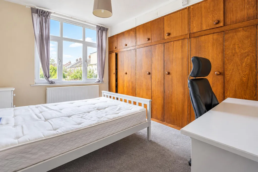4 bedroom end of terrace house for rent