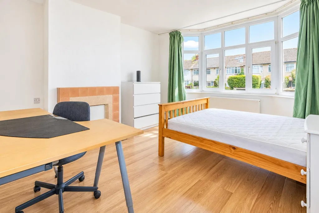 4 bedroom end of terrace house for rent