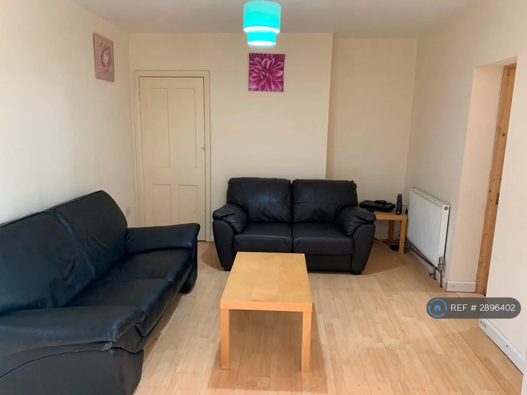5 bedroom semi-detached house for rent