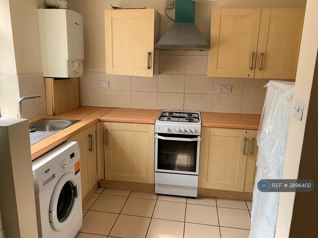 5 bedroom semi-detached house for rent