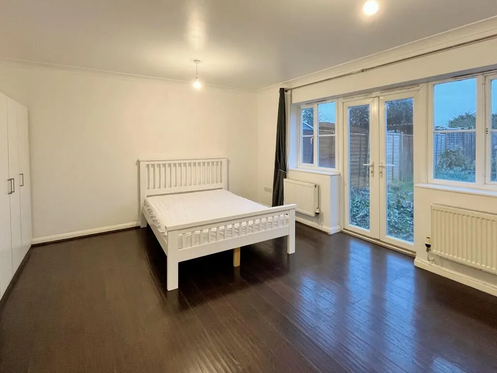 4 bedroom semi-detached house for rent