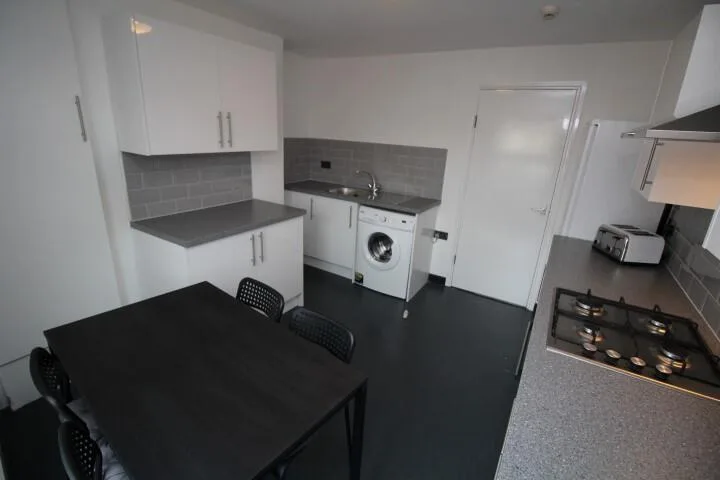 4 bedroom flat share for rent
