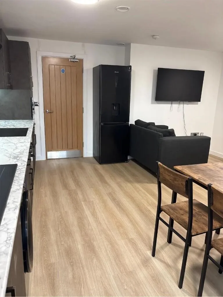 5 bedroom flat for rent