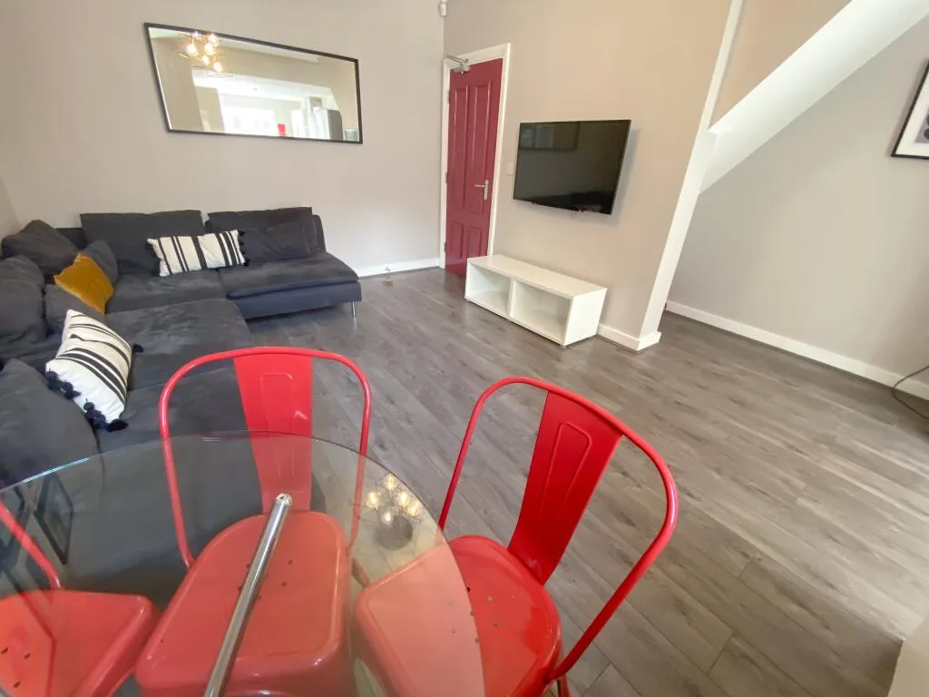 6 bedroom terraced house for rent