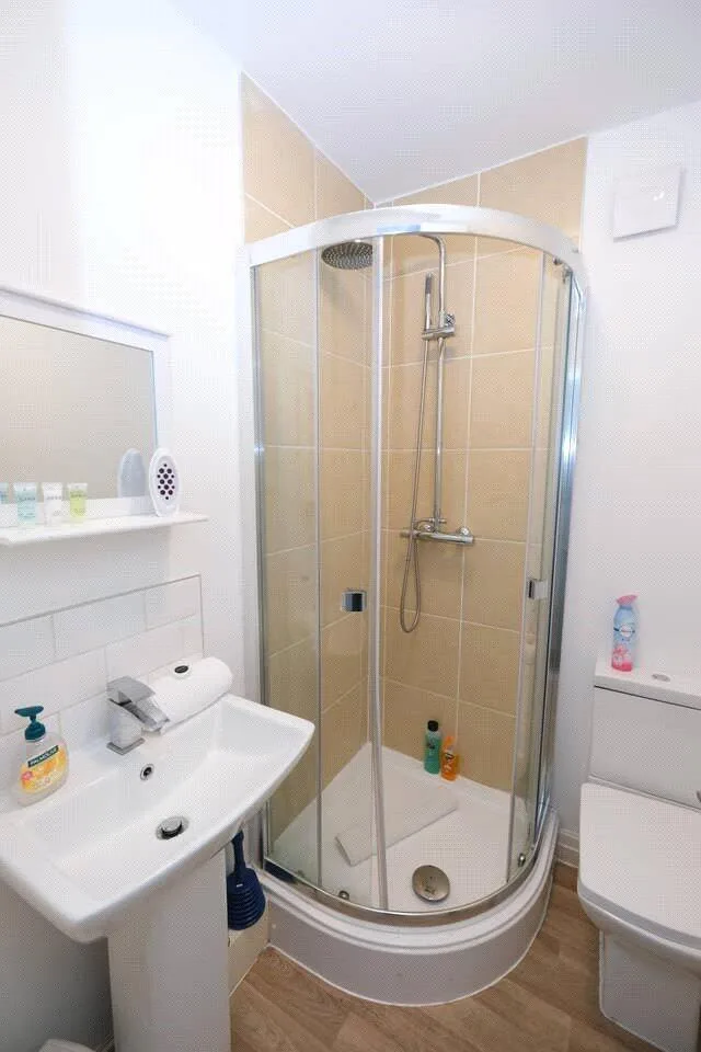 5 bedroom end of terrace house for rent