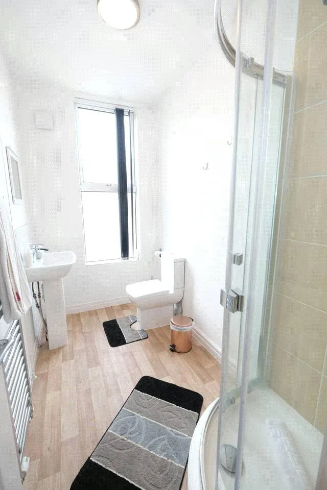 6 bedroom end of terrace house for rent